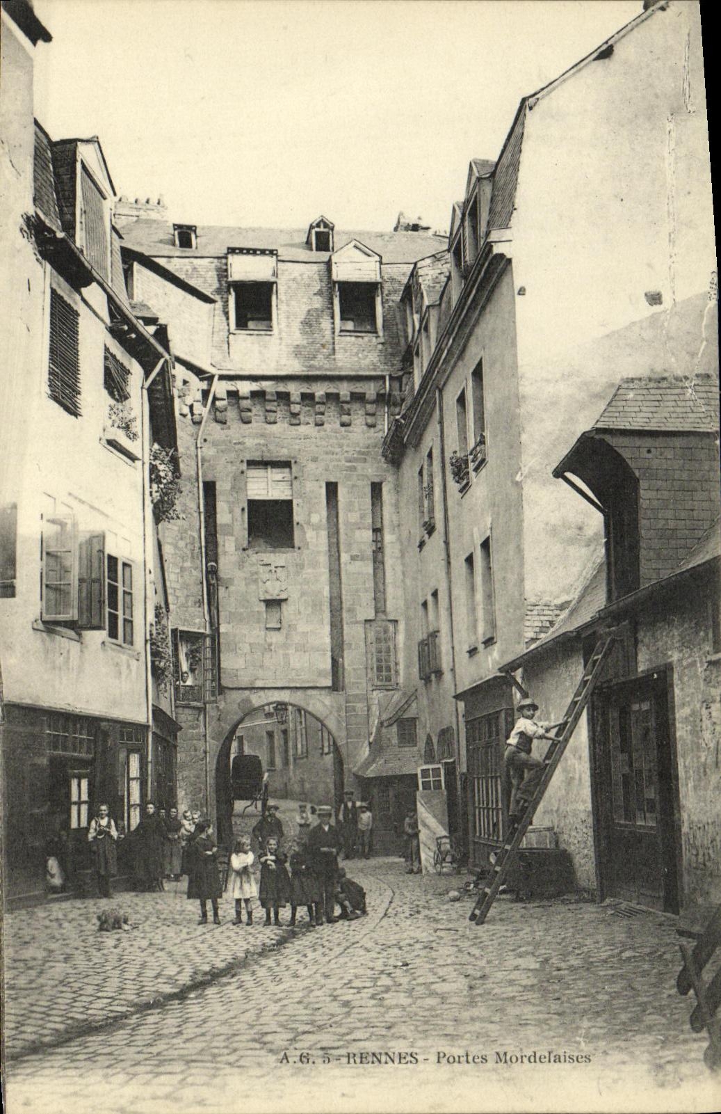 VINTAGE POSTCARD Rennes Gates Mordelaises Children