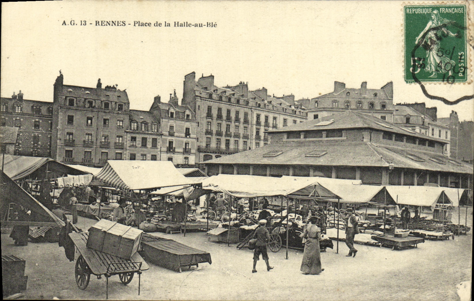 CPA Rennes Place de la Halle Au Ble