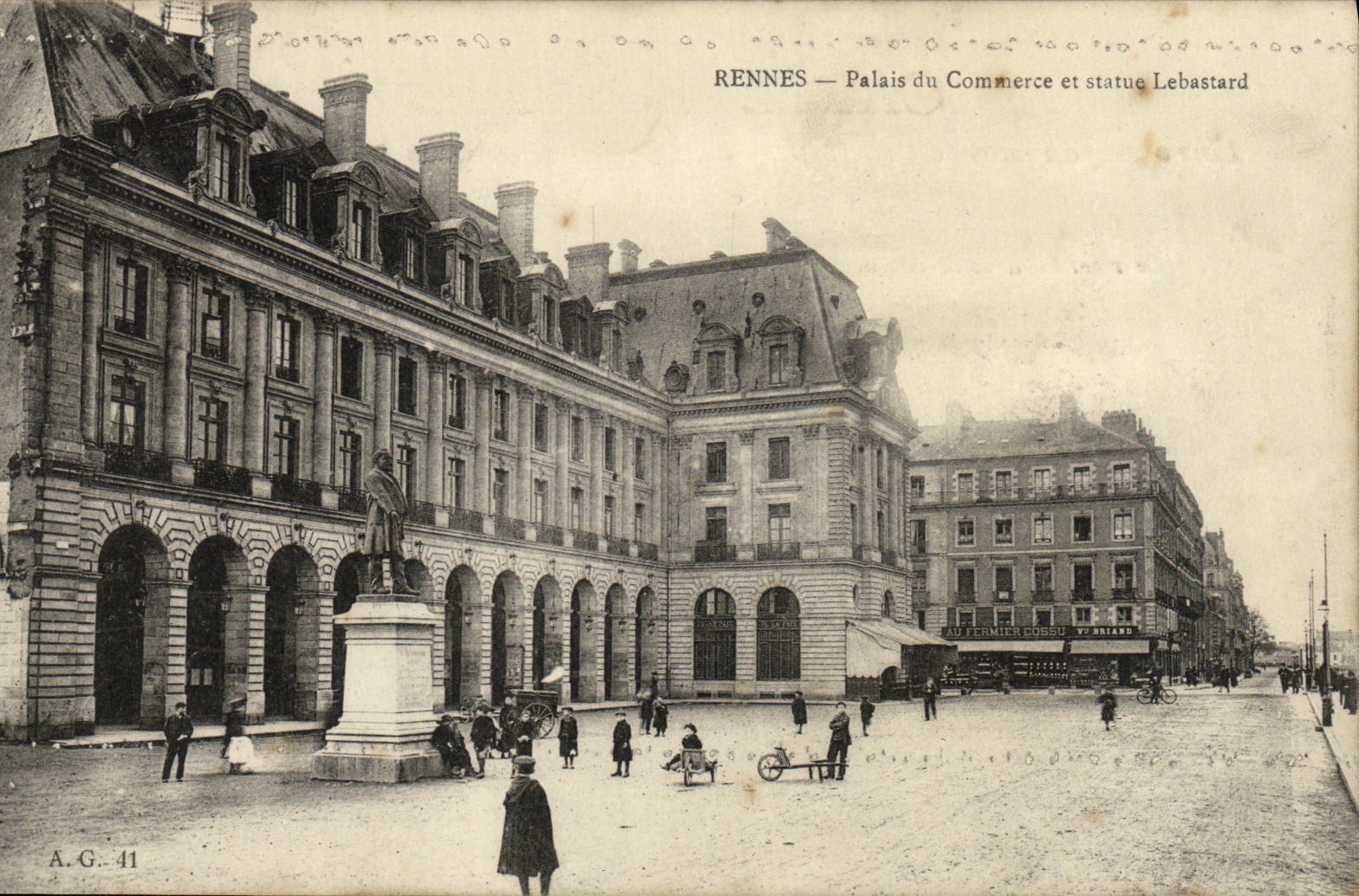 CPA Rennes Palais du Commerce et statue Lebastard