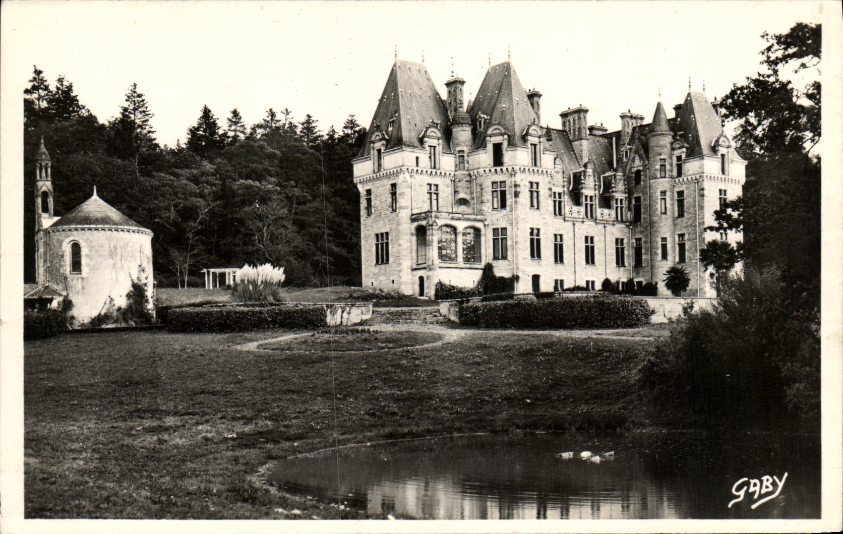 CPM Renac Le Chateau du Brossoy la Chapelle et la Piece d eau