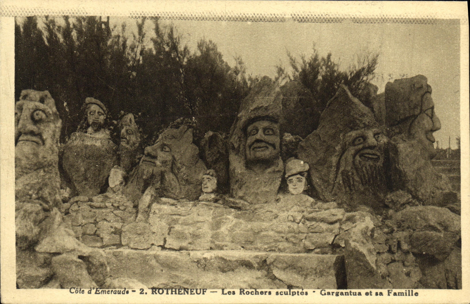 CPA Rotheneuf Les Rochers Sculptes Gargantua et sa famille