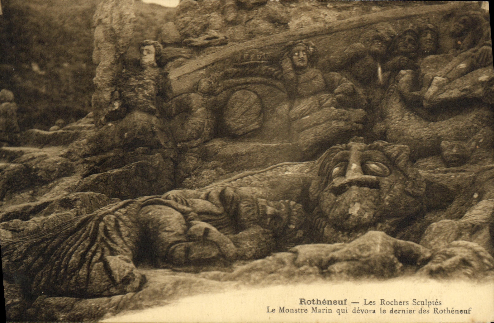 CPA Rotheneuf Les Rochers Sculptes Le monstre marin qui devora le derniere des Rotheneuf 