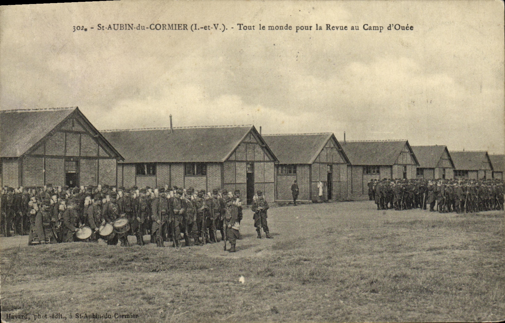 CPA St Aubin Du Cormier Tout le monde pour la revue du camp d Ouee Militaria