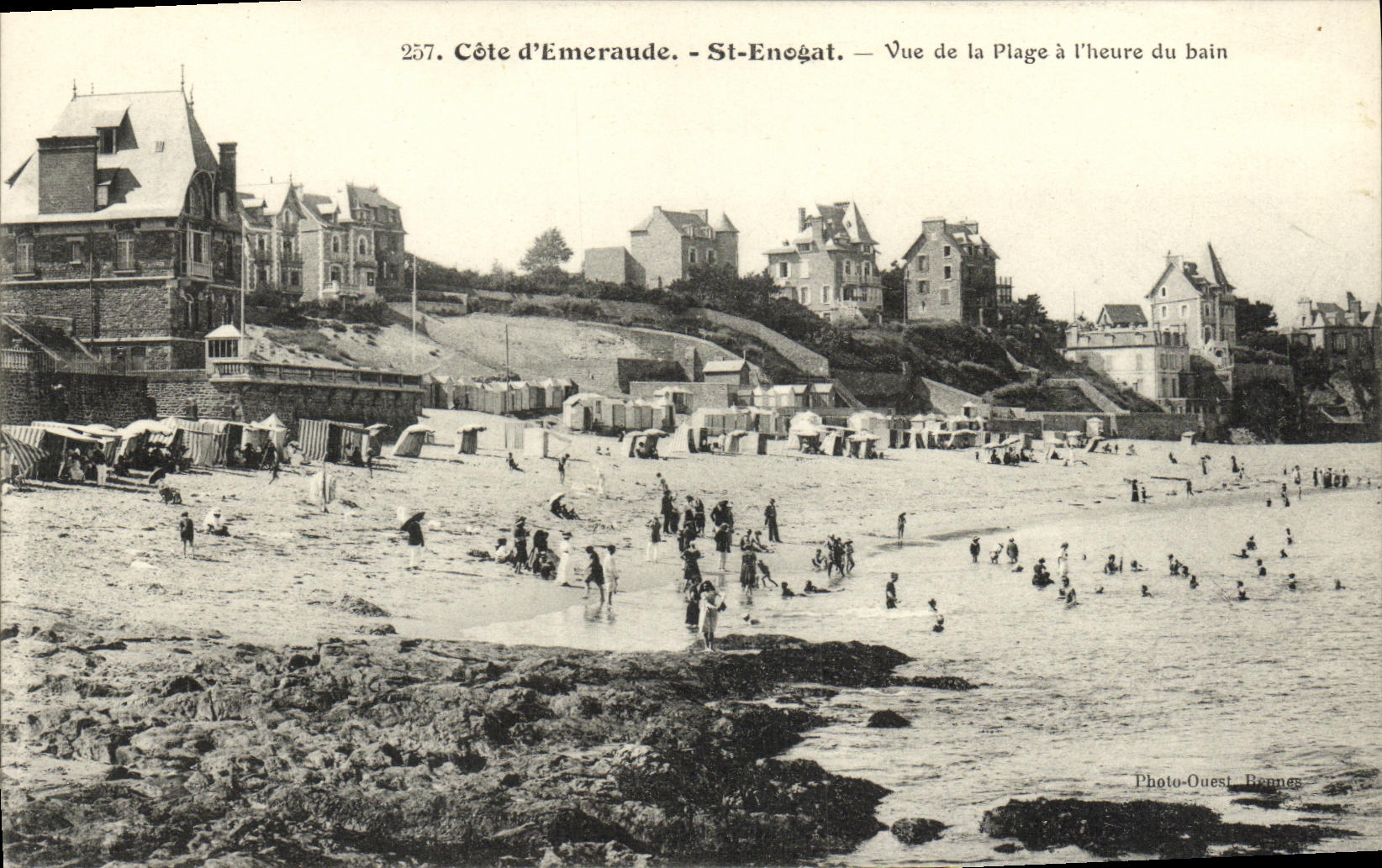 El St Enogat Vue de la POSTAL de la VENDIMIA de la playa tiene L hora del bano