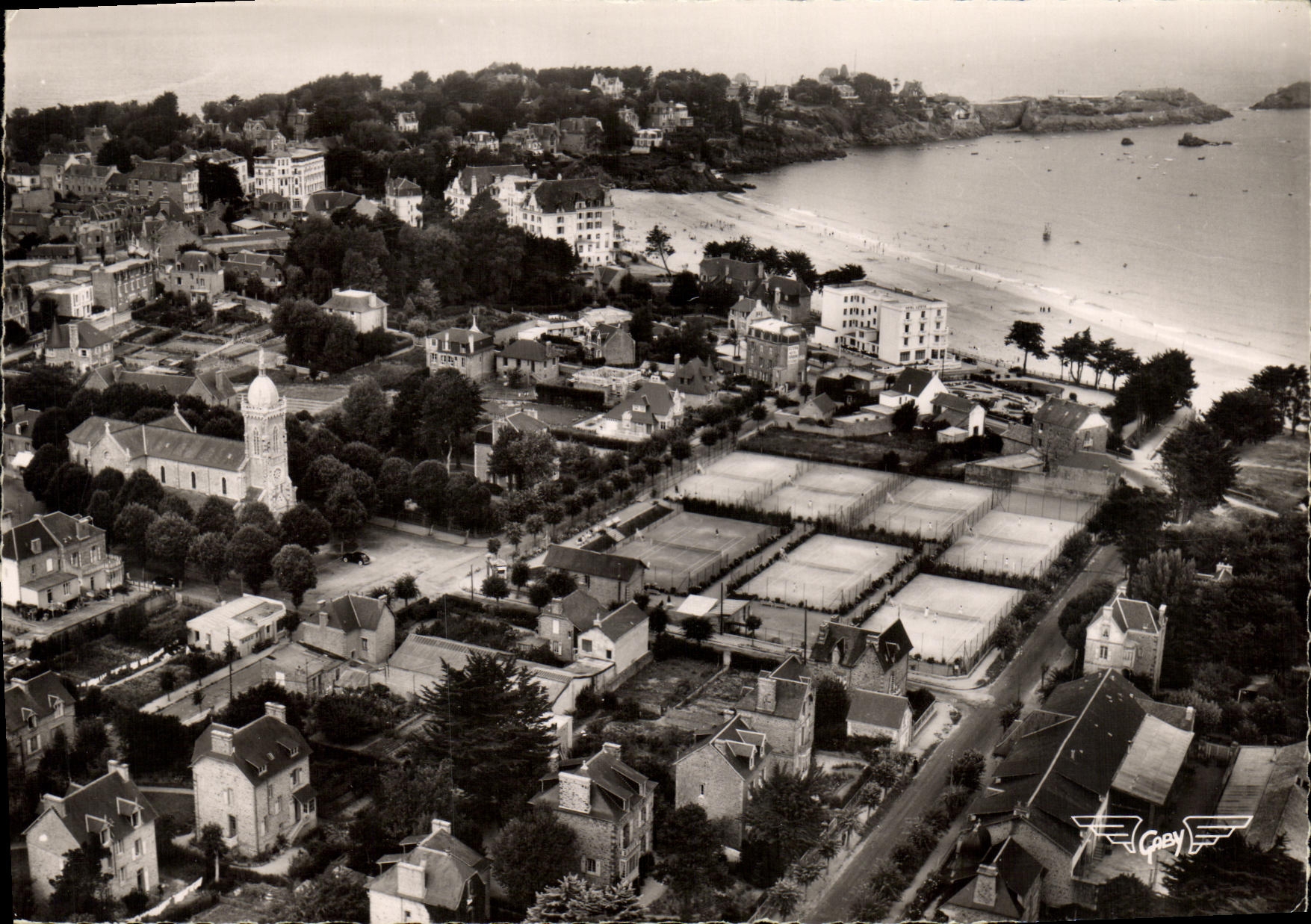 CPM Saint Lunaire Vue cerienne vers la Pointe du Decolle Tennis