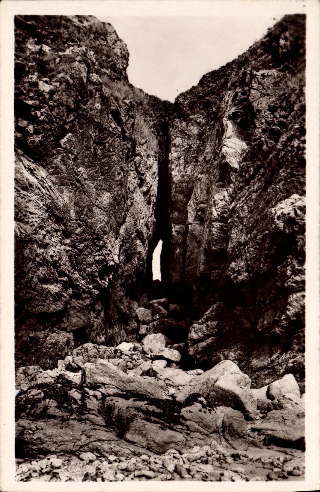 VINTAGE POSTCARD Lunar St the Point of Takes off the Hole of the Cat