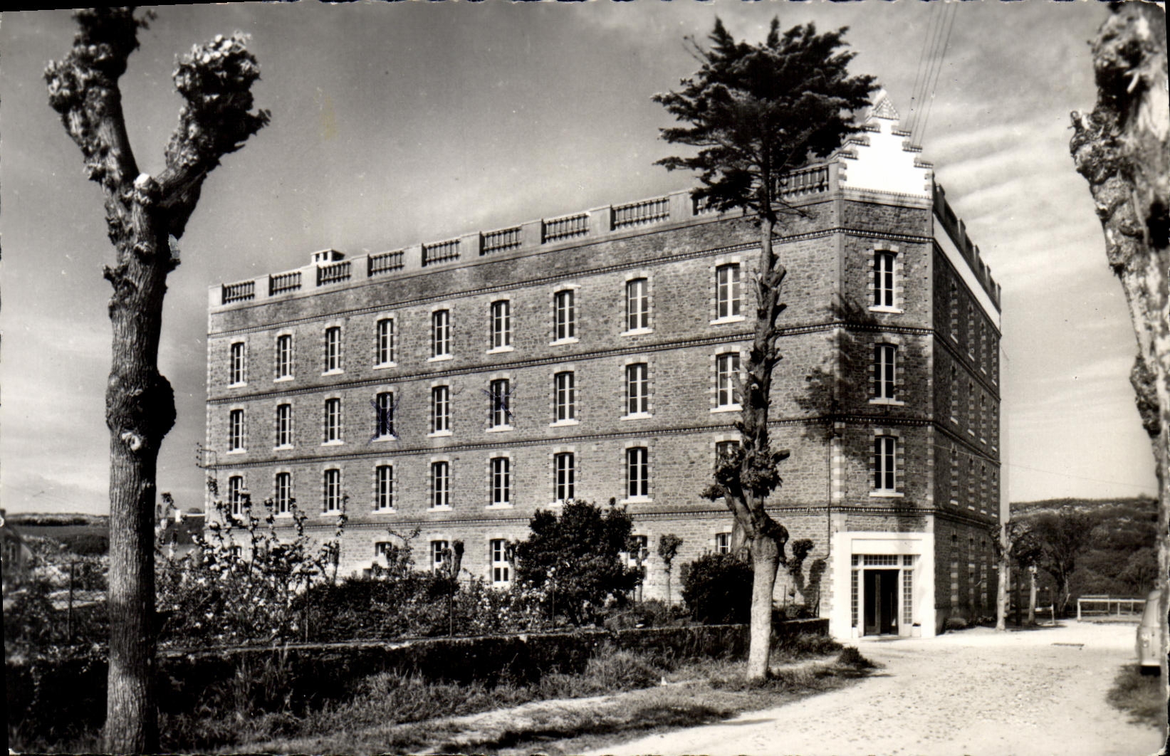 MODERN CARD Lunar St Seen from has L arrived CCAS Colonie of the Narrow part