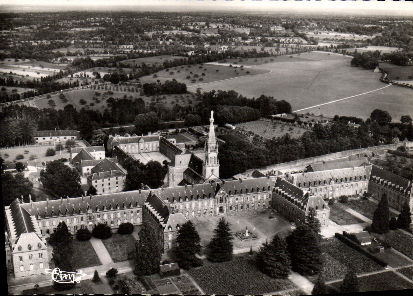 CPM St Pern Vue aerienne du Noviciat des Petites soeurs des Pauvres