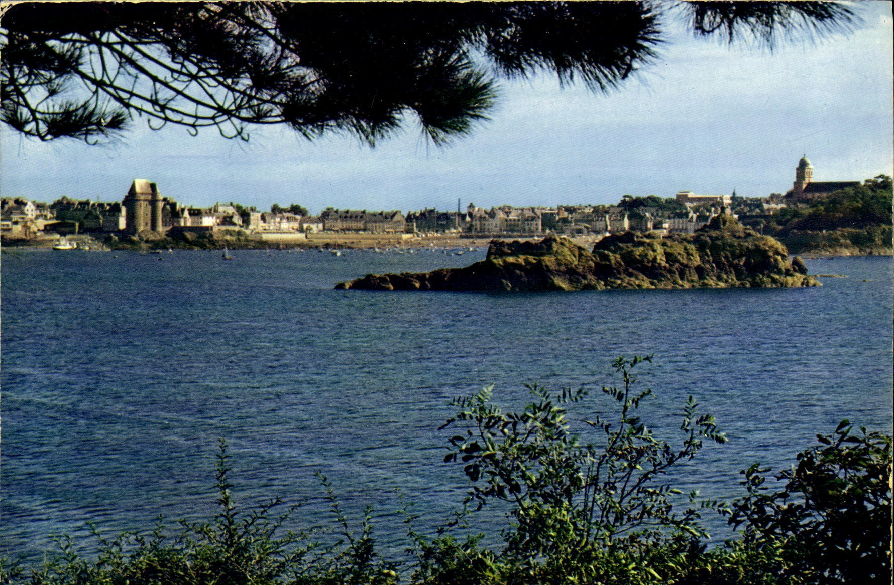 CPM St Servan Cite Corsaire Vue generale et le rocher de Bizeux
