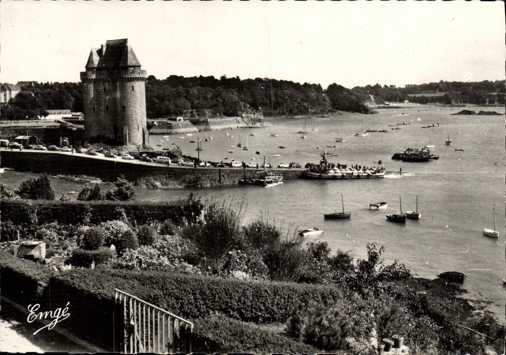 CPM Saint Servan Bord de Rance La Tour Solidor L embarcadere des vedettes