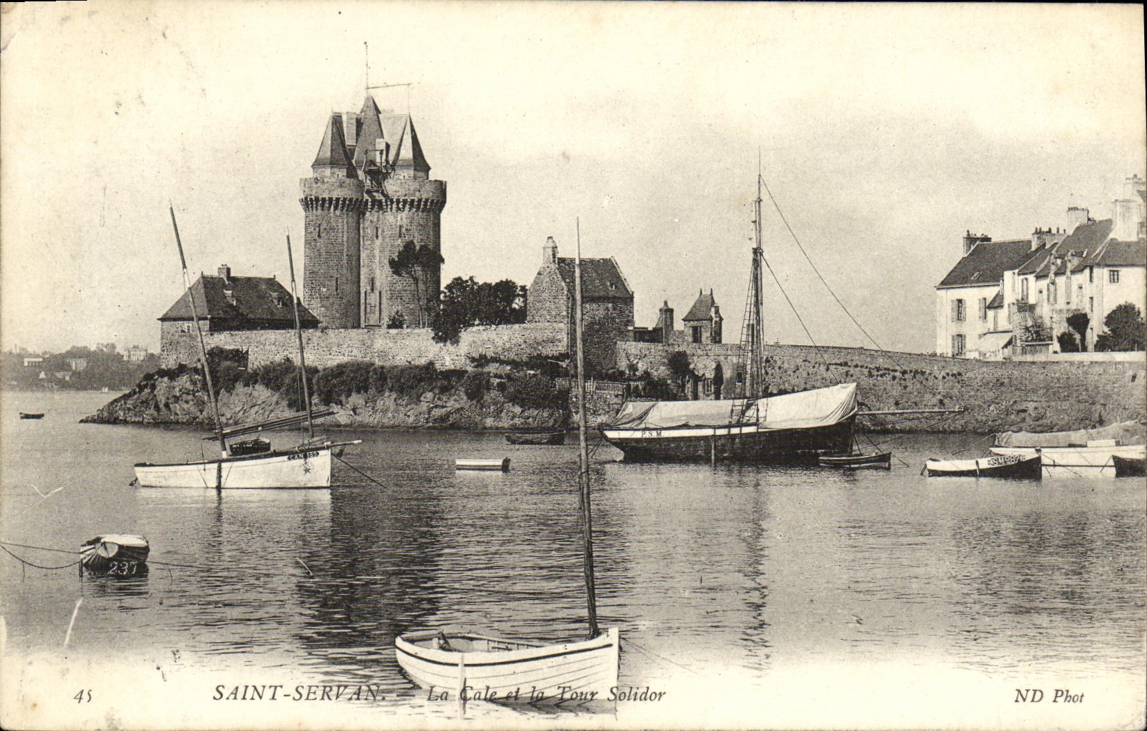 CPA Saint Servan La cale et la Tour solidor Bateau