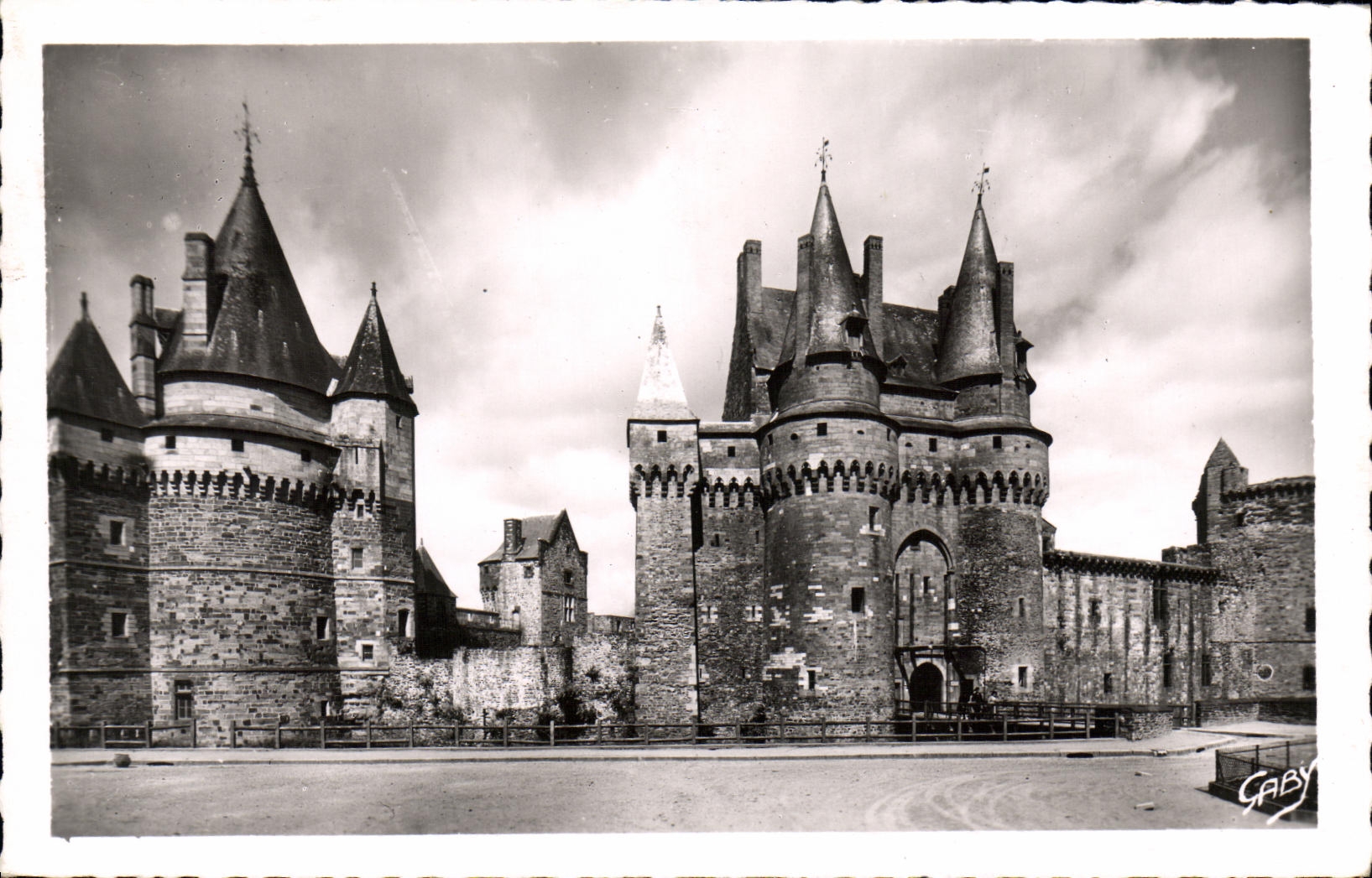 CPM Vitre Le Chateau 