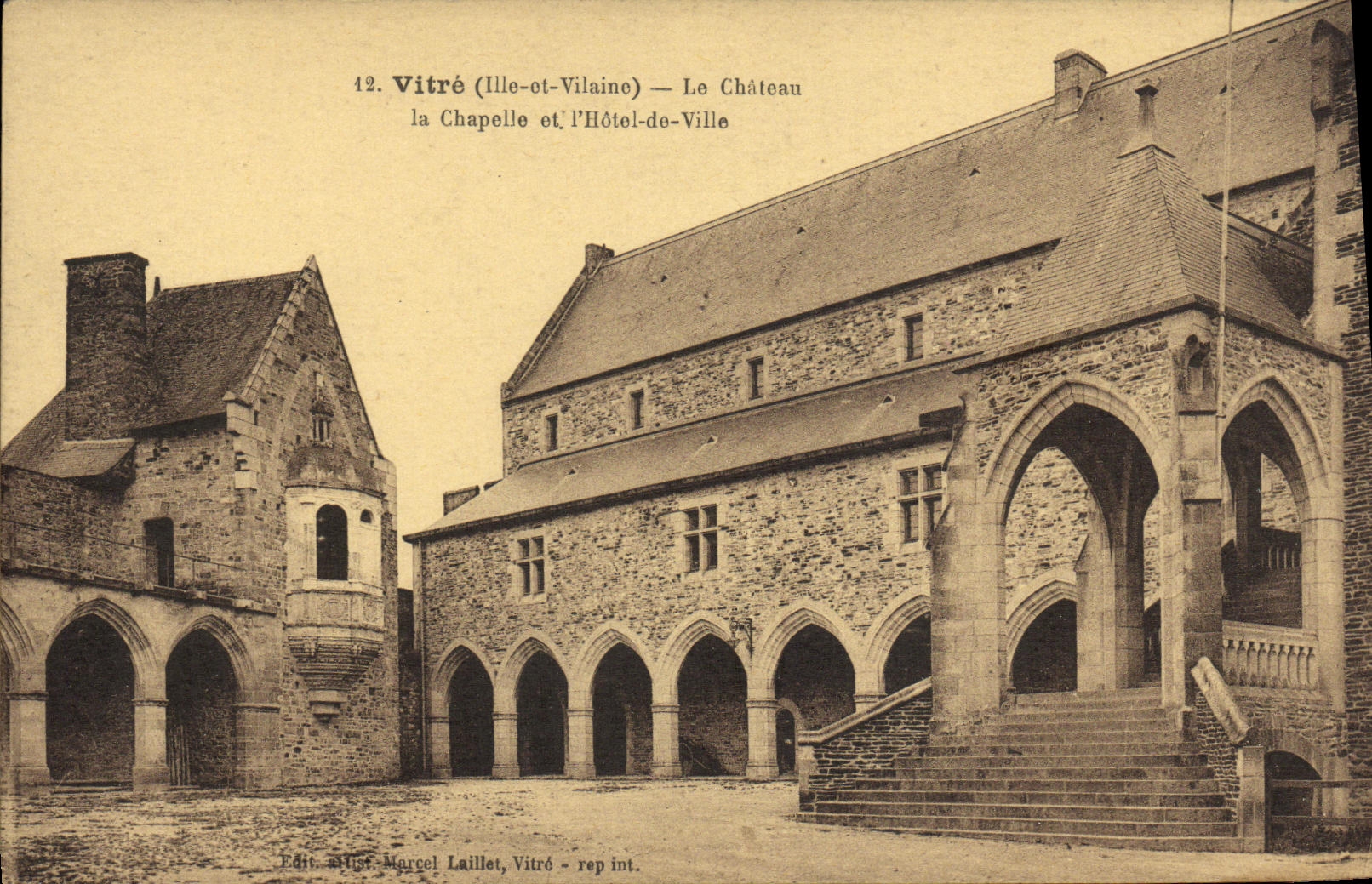 CPA Vitre Le Chateau La Chapelle et L Hotel de Ville