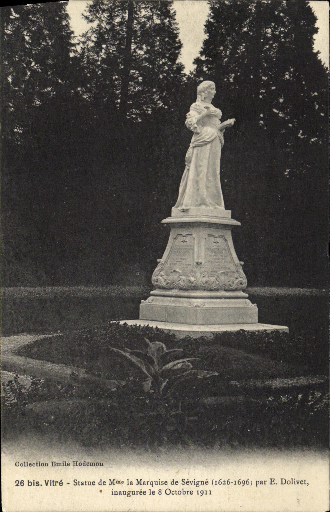 CPA Vitre Statue de mme la Marquise de Sevigne par Bolivet