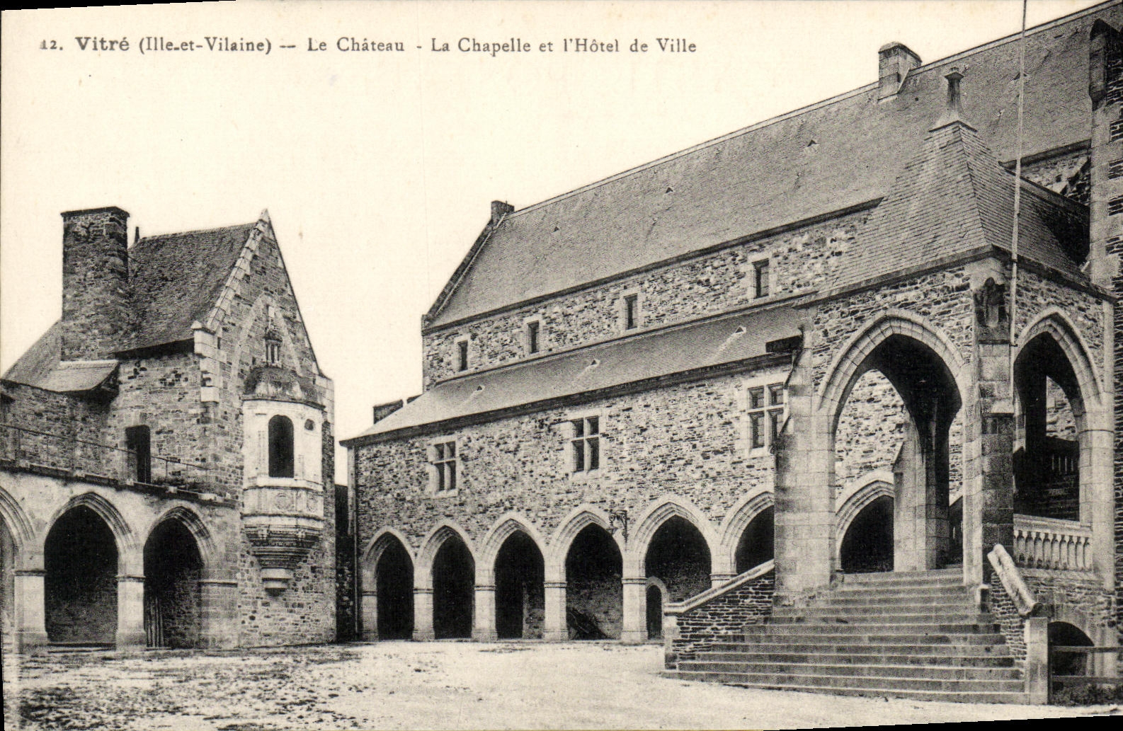 CPA Vitre Le Chateau La Chapelle et L Hotel de Ville