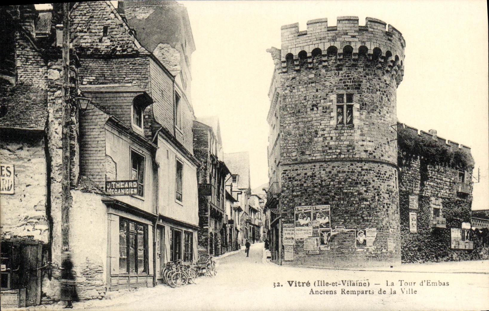 CPA Vitre La Tour d Embas Anciens remparts de la ville Theard Mecanicien Velo