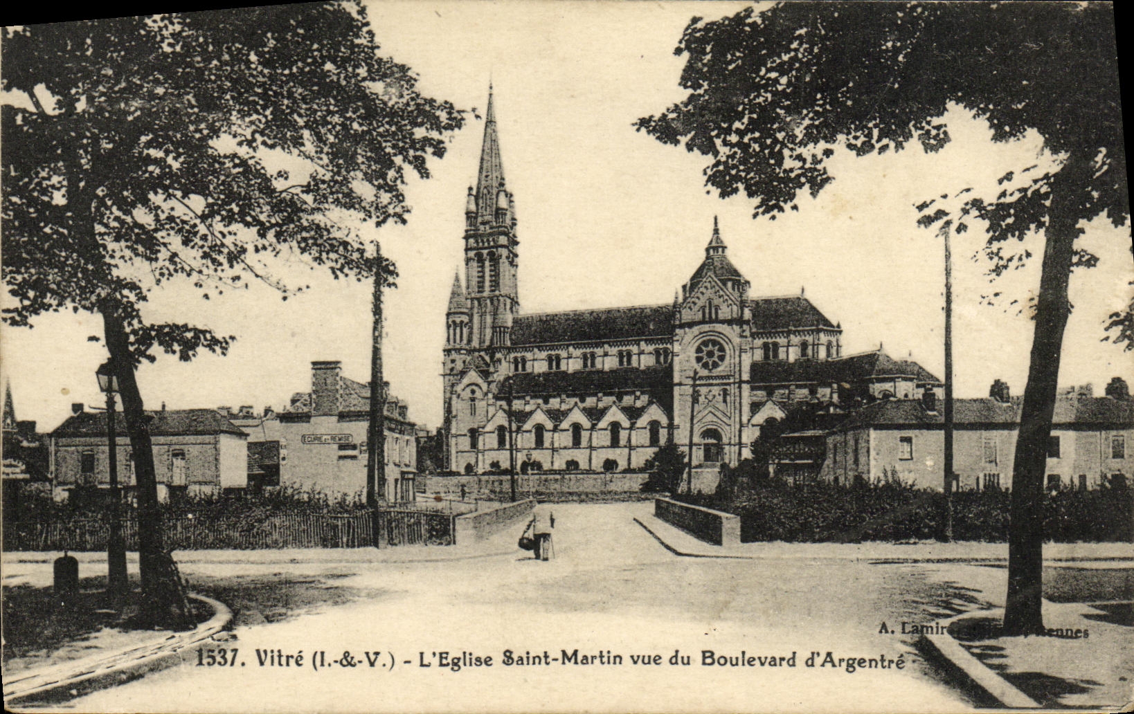 CPA Vitre L Eglise Saint Martin Vue du Boulevard d Argentre