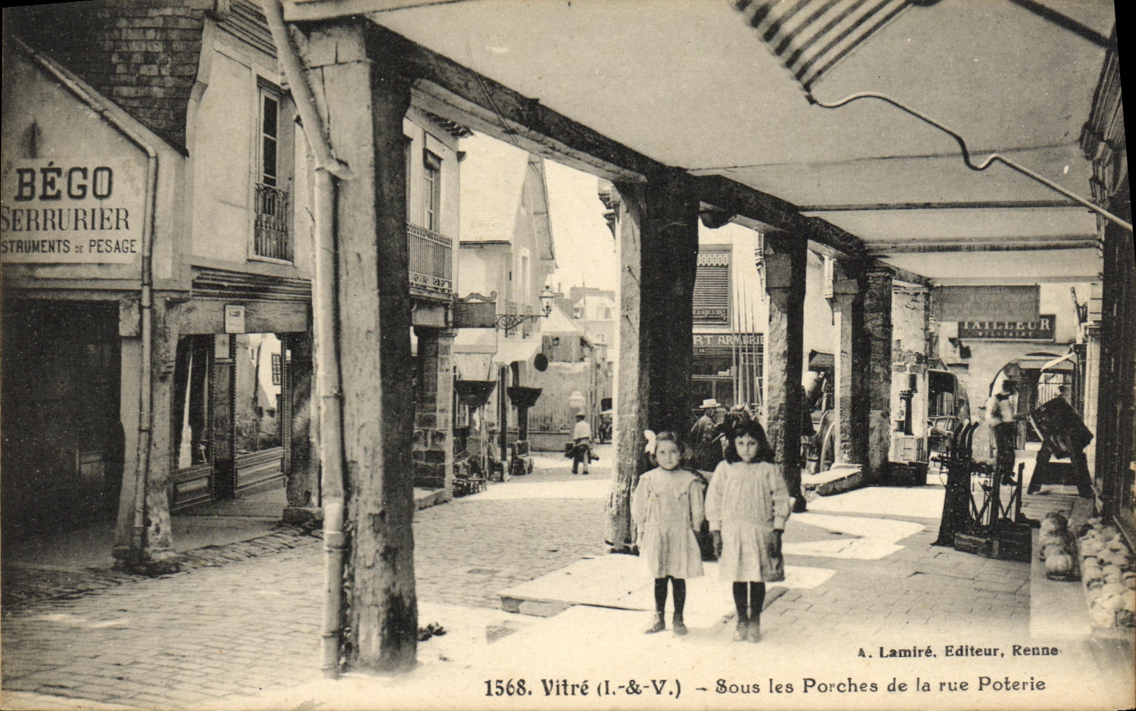 CPA Vitre Sous les Porches de la Rue Poterie Enfants Tailleur 