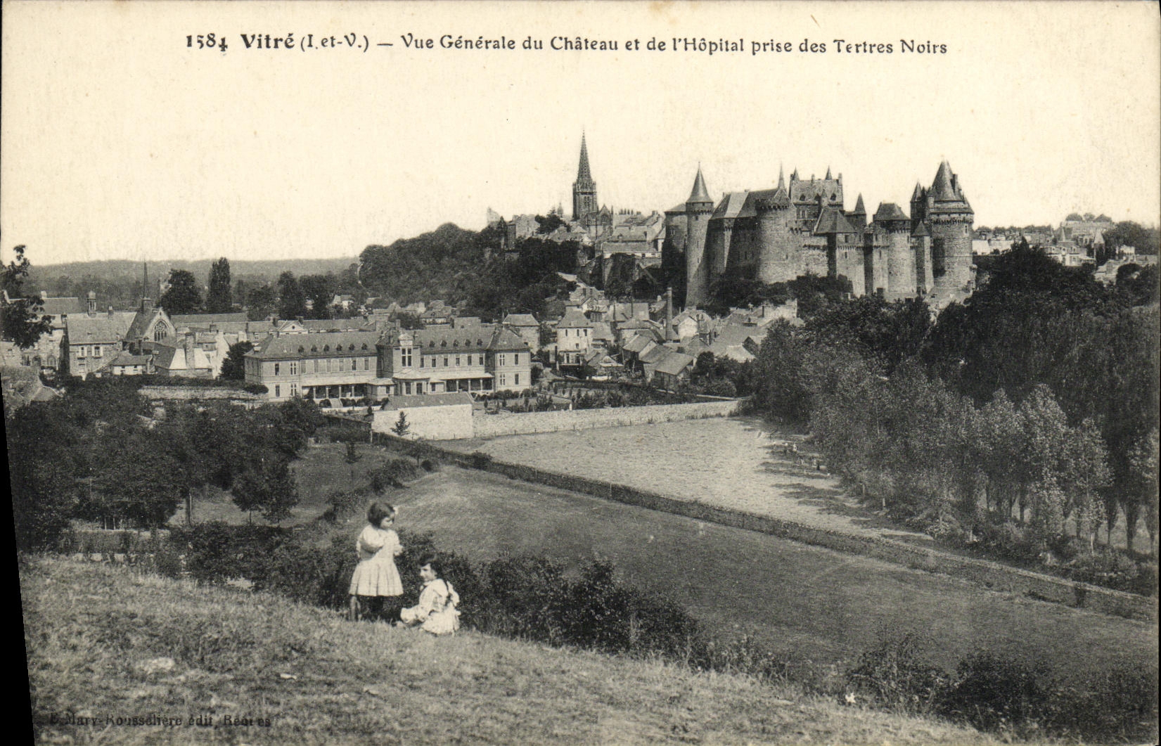 CPA Vitre Vue Generale du Chateau et de L Hopital Prise des Tertres Noirs enfants