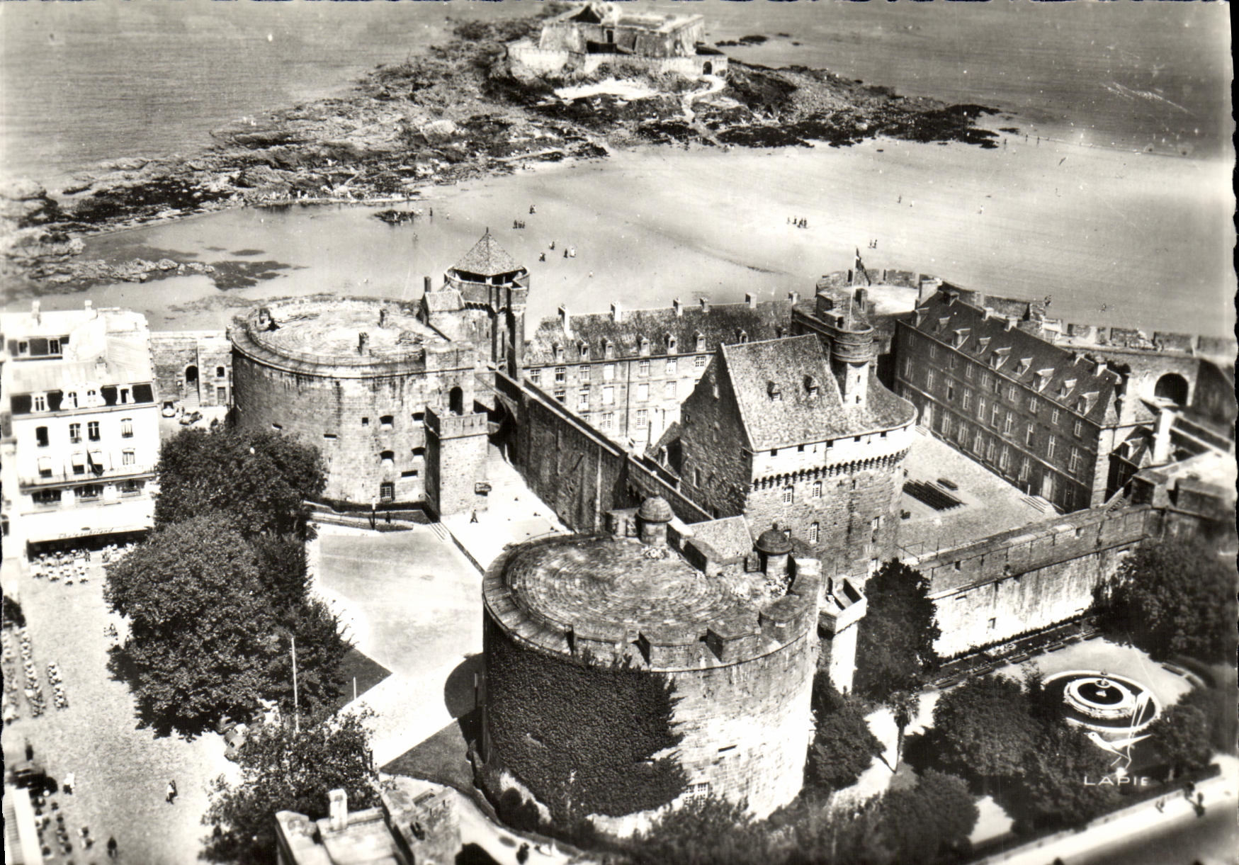CPM Saint Malo Le chateau et la place Chateaubriand 