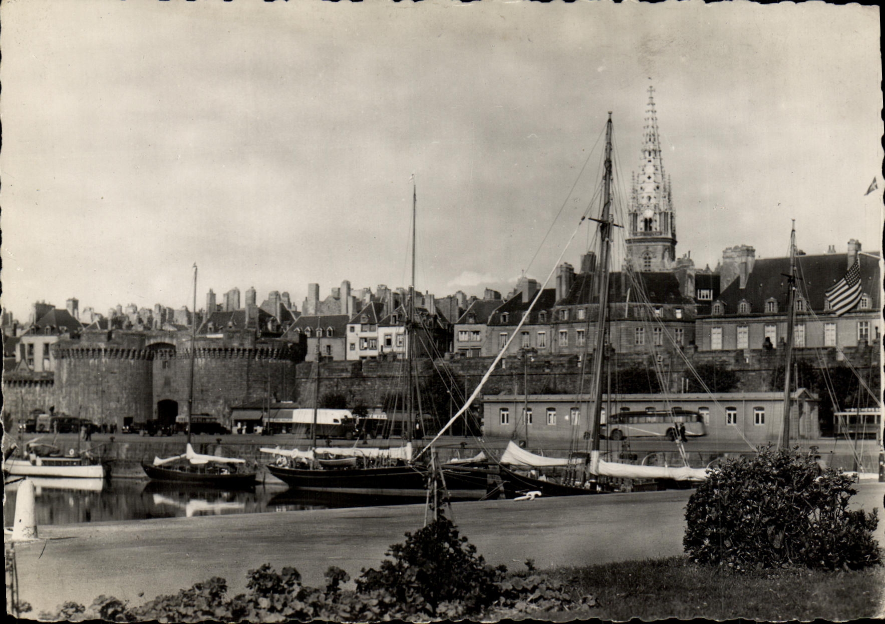 CPM Saint Malo La Grand Porte Et Les Bassins Bateaux 