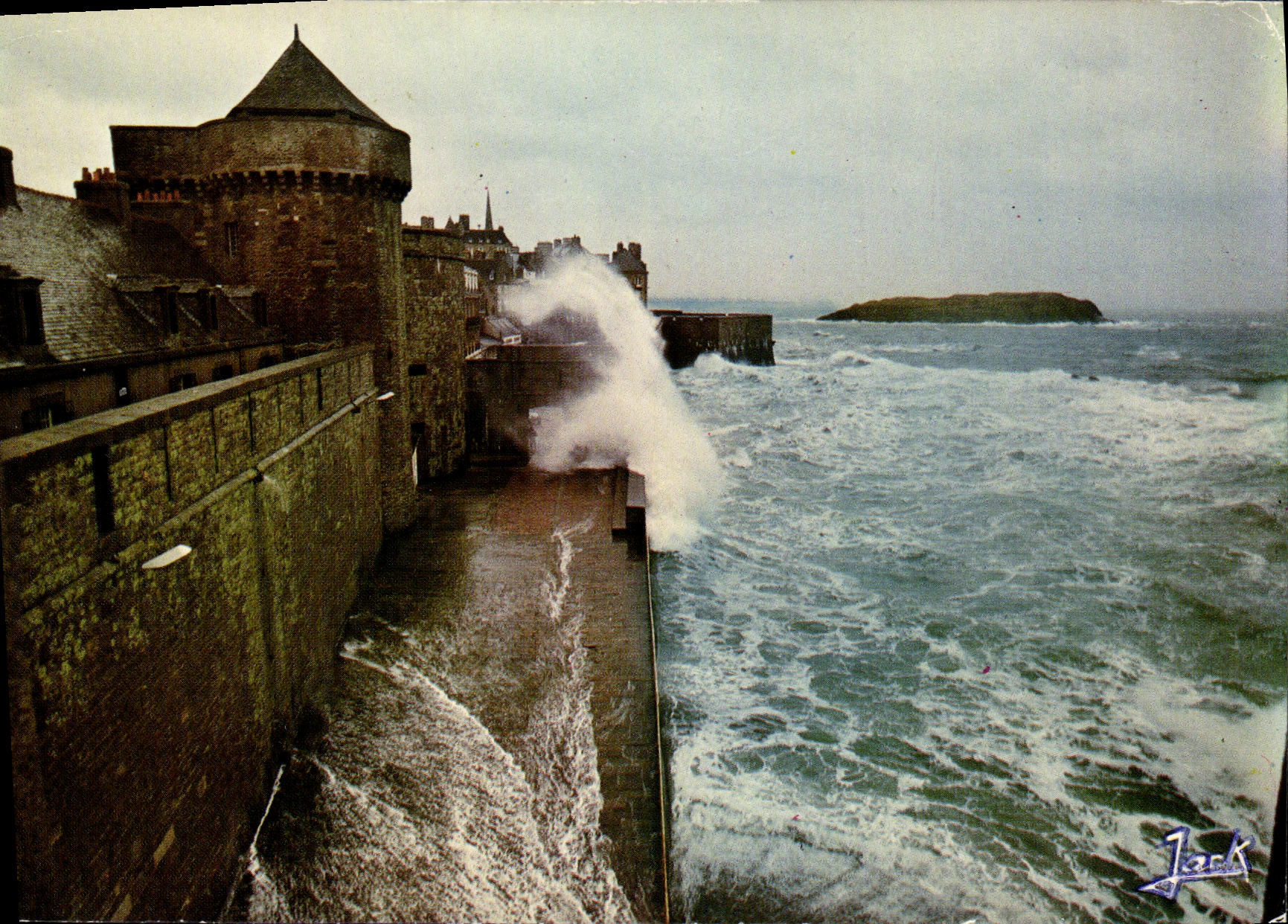 CPM Saint Malo Cite Corsaire Tempete d equinoxe sur les remparts