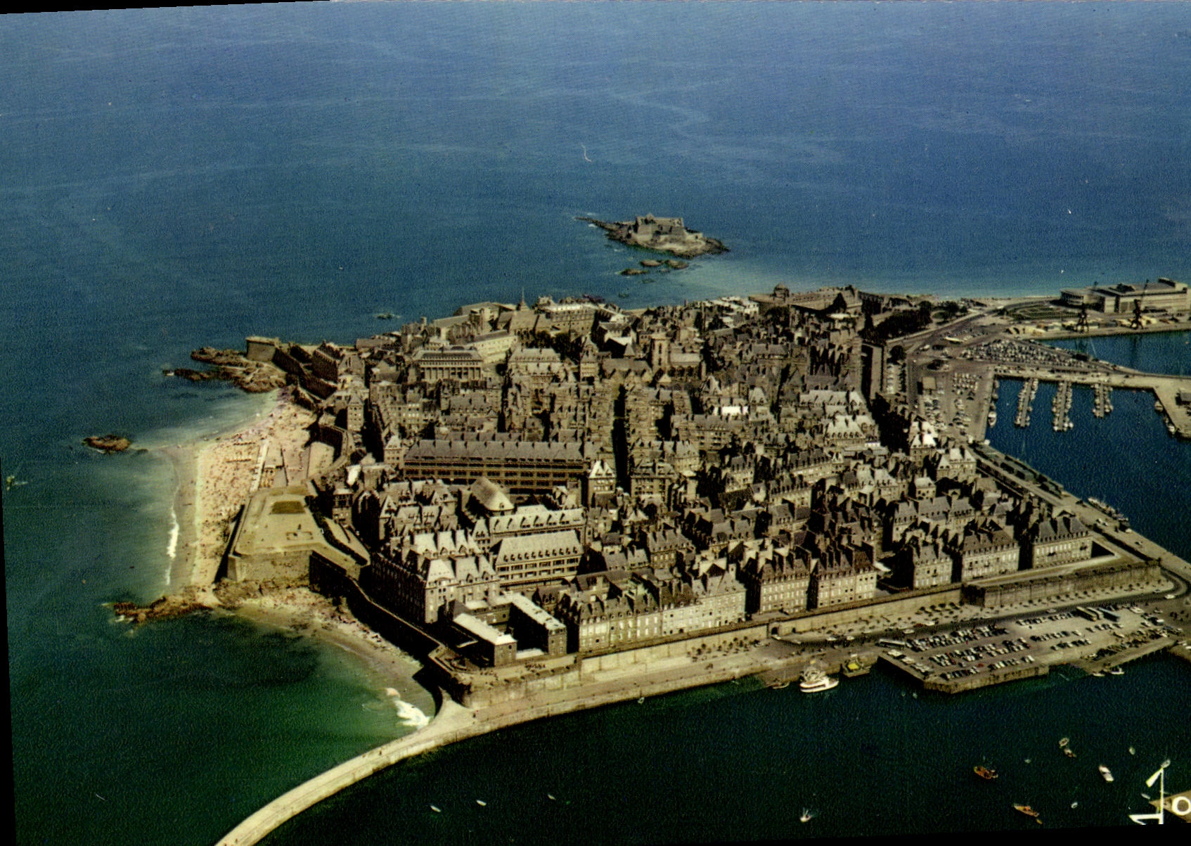 CPM Saint Malo Vue Generale de la Ville Close entre les remparts