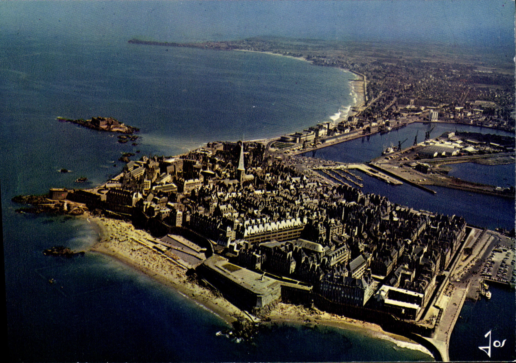 CPM Saint Malo Vue Generale de la Ville Close et les bassins 