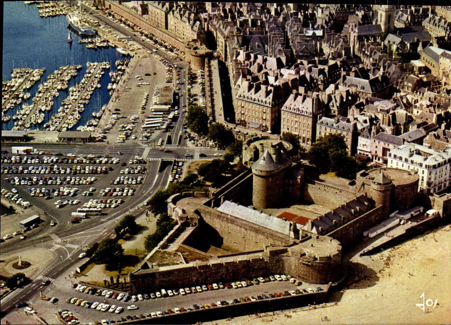 CPM Saint Malo Vue d ensemble Sur le Chateau le Donjon et les Quatre Tours