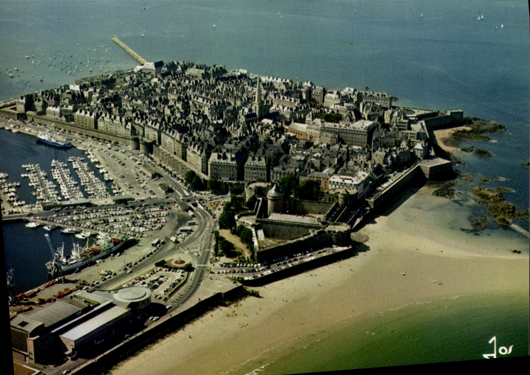 CPM Saint Malo Vue Generale le Bassin et le Chateau