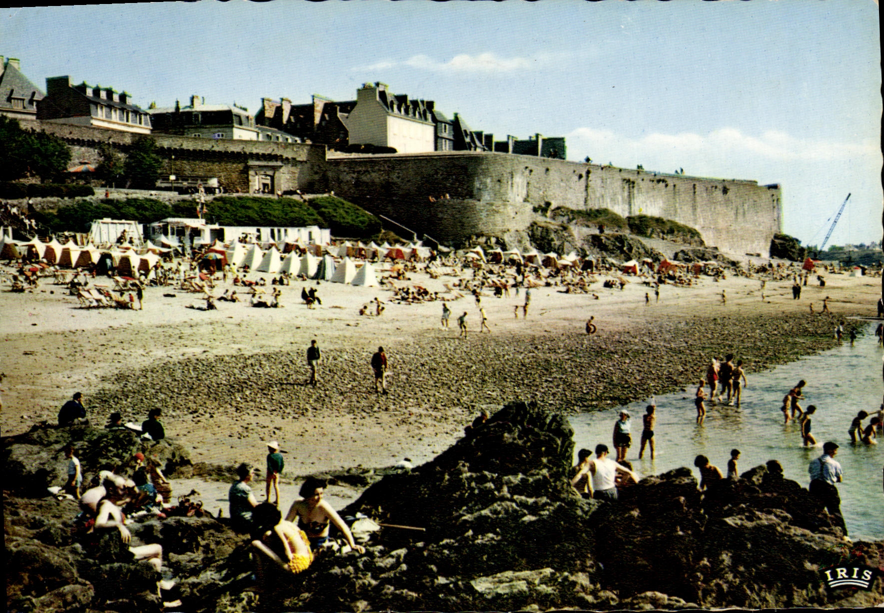 CPM Saint Malo La Plage de Bonsecours Les Rochers et les Remparts