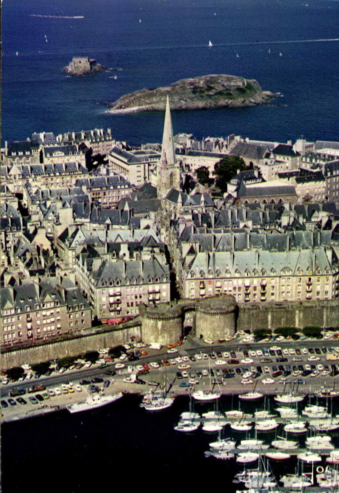 CPM Saint Malo Vue Generale Sur Le Port Le Grande Be Et le Petit Be