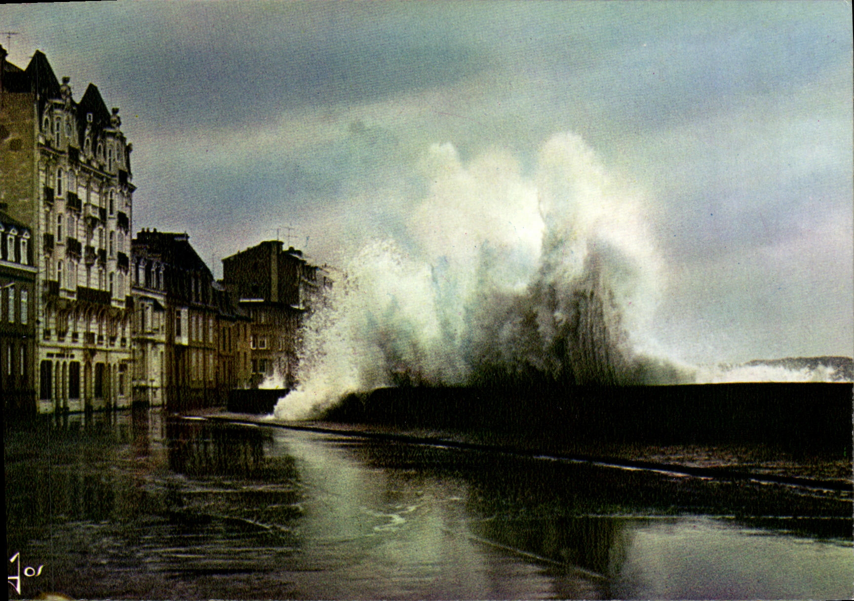 CPM Saint Malo Vague Sur la Digue