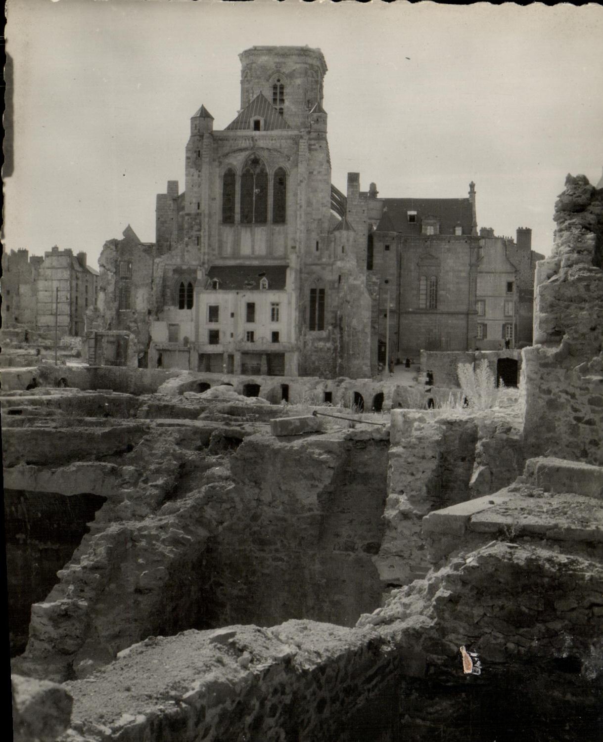 CPM Saint Malo en Rulnes La Cathedrale Vue De la Rue st Vincent Militaria 1944