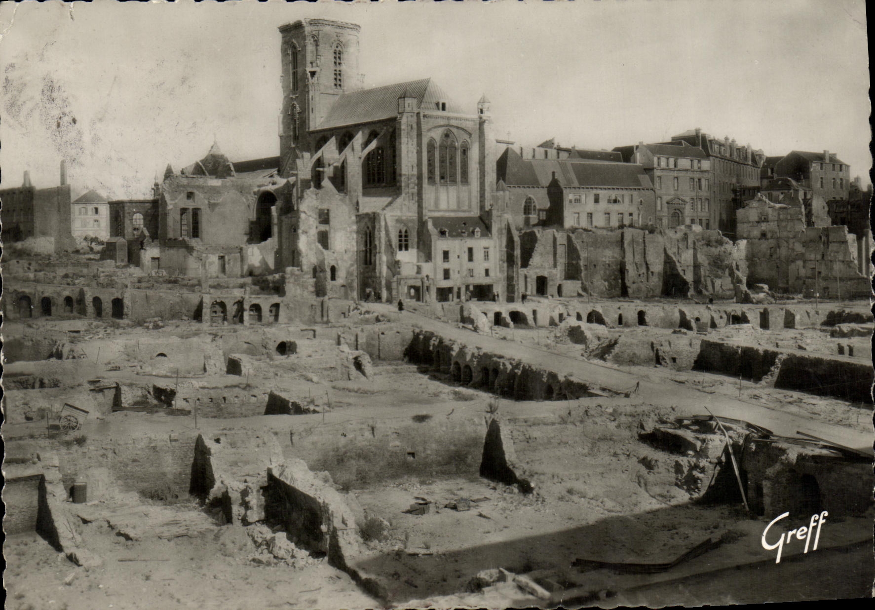 CPM Saint Malo Grande Rue Pareon et la Cathedrale Militaria