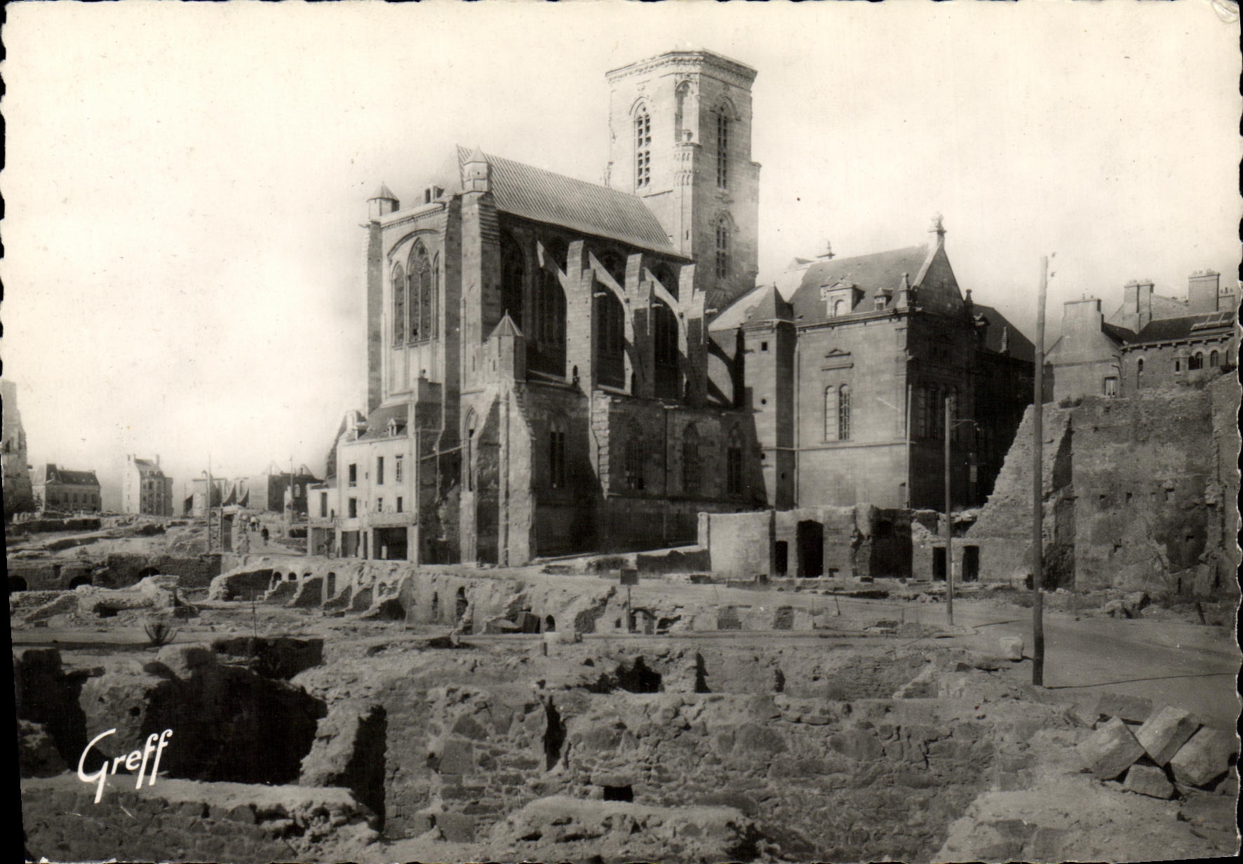 CPA Saint Malo la Cathedrale et la rue Poreon Militaria