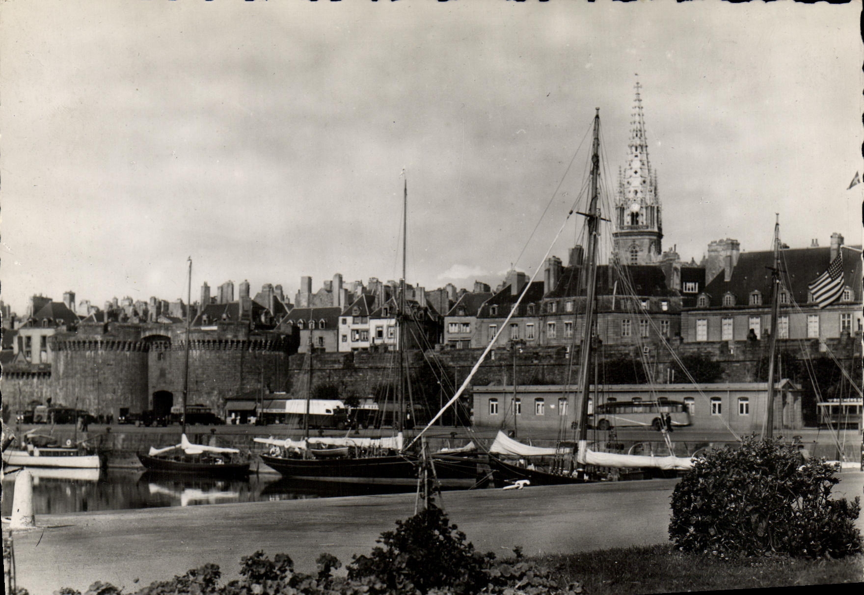 CPM Saint Malo La Grande Porte et les Bassins Bateaux