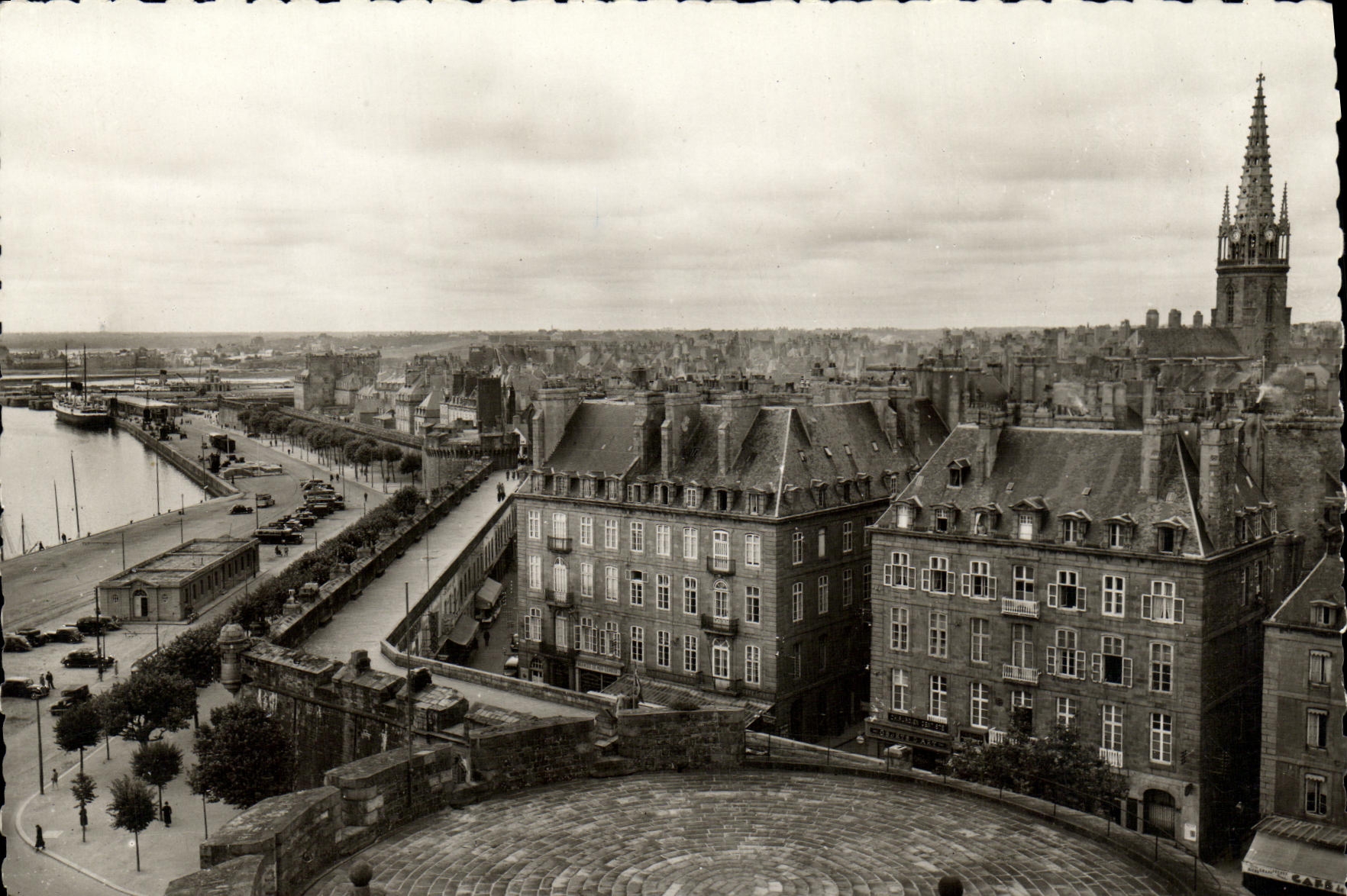 CPM Saint Malo La Promenade Des Remparts
