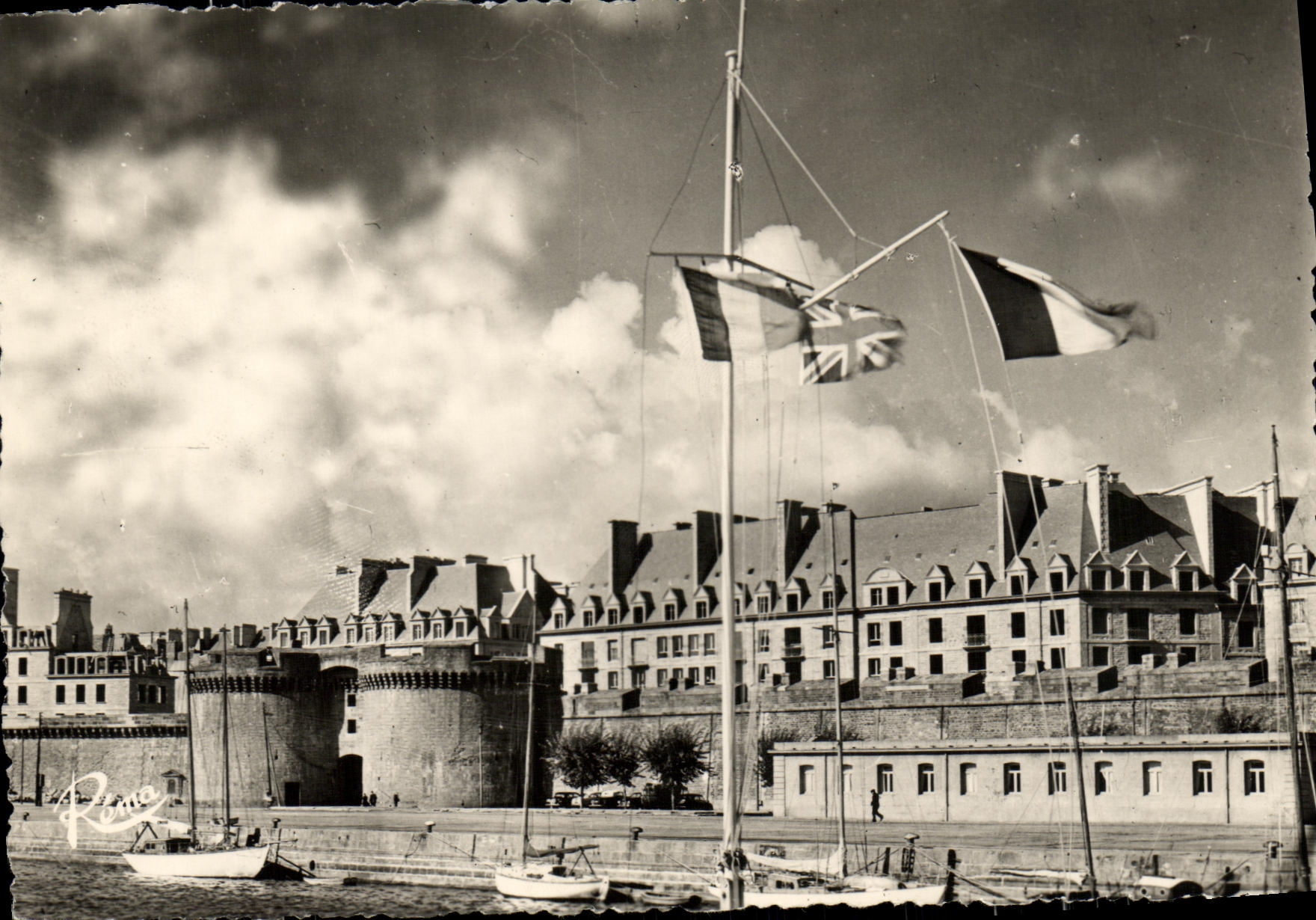 CPM Saint Malo La Cite Des Corsairos et les Vieux Remparts