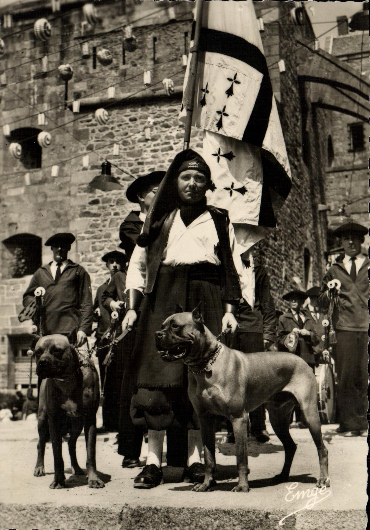 CPM Saint Malo Groupe folklorique Quic en GRoigne Les dogues de Saint Malo Chiens 