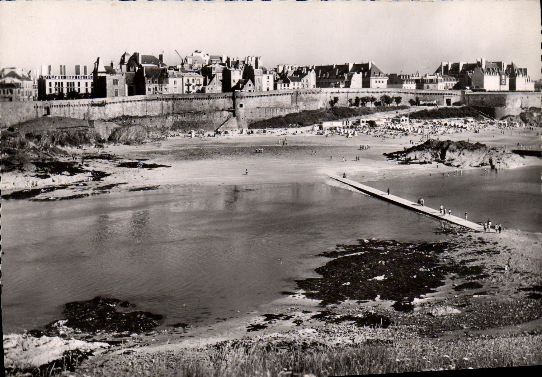 CPM Saint Malo La Plage Bon Secours Vue Du Grand Bey