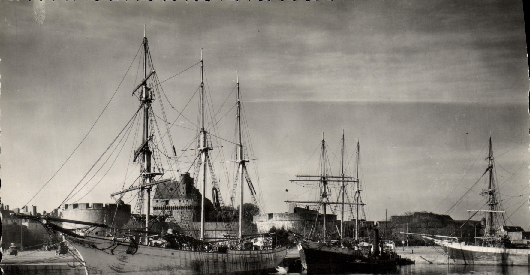 CPM St Malo Les Terre Neuvas et la Chateau Bateaux 