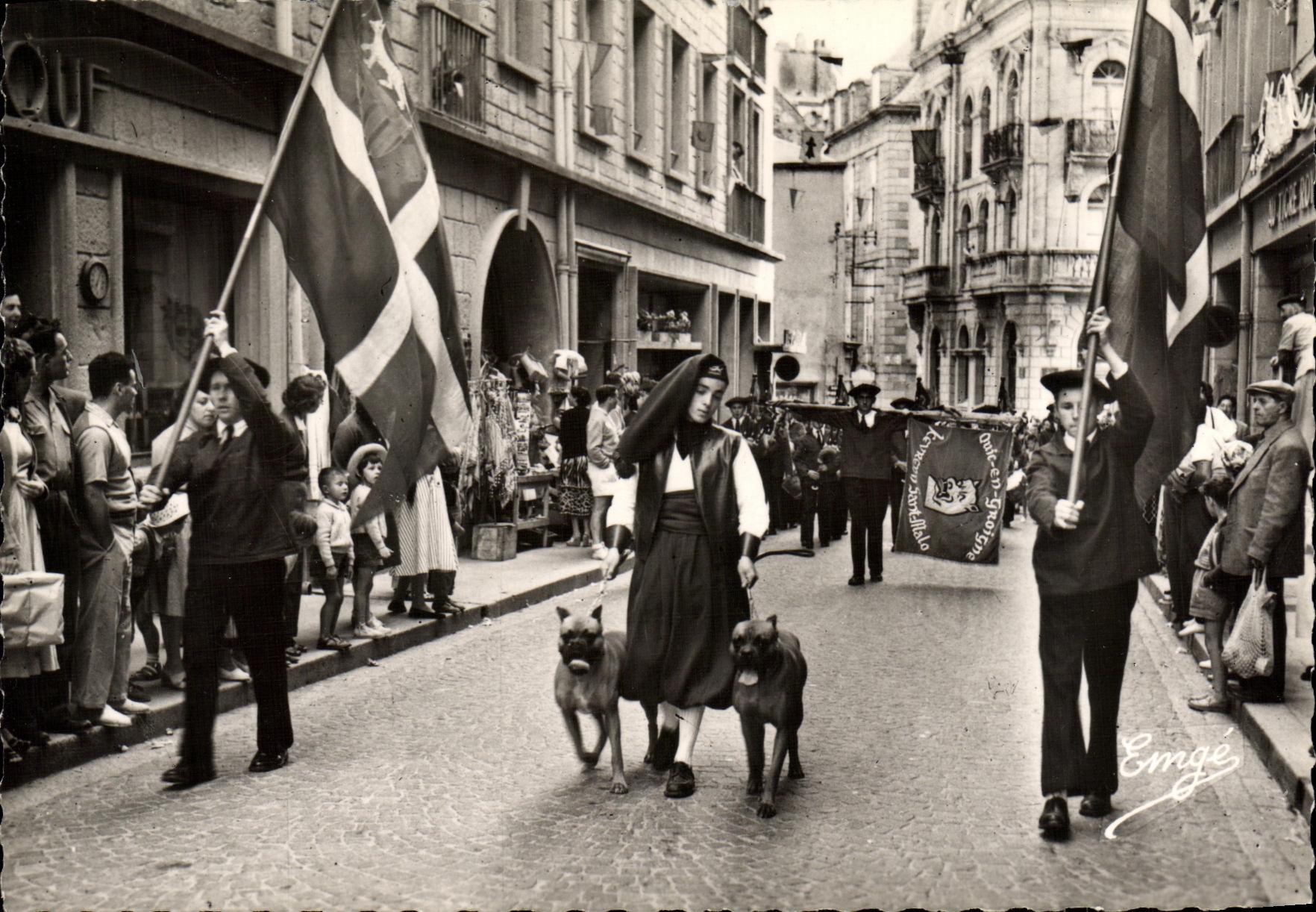 CPM St Malo Rue de Dinan Defile du Groupe Folklorique Quic en Groigne Chiens