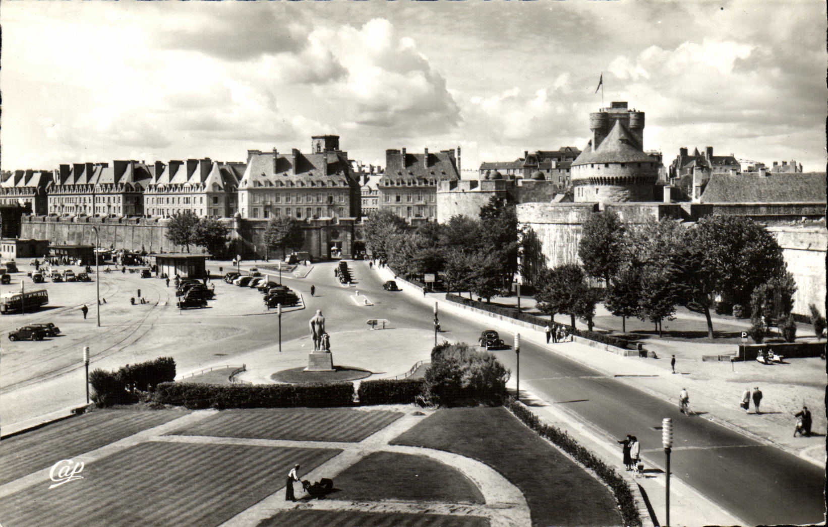 CPM St Malo Cite Corsaire Le chateau et les nouvelles constructions