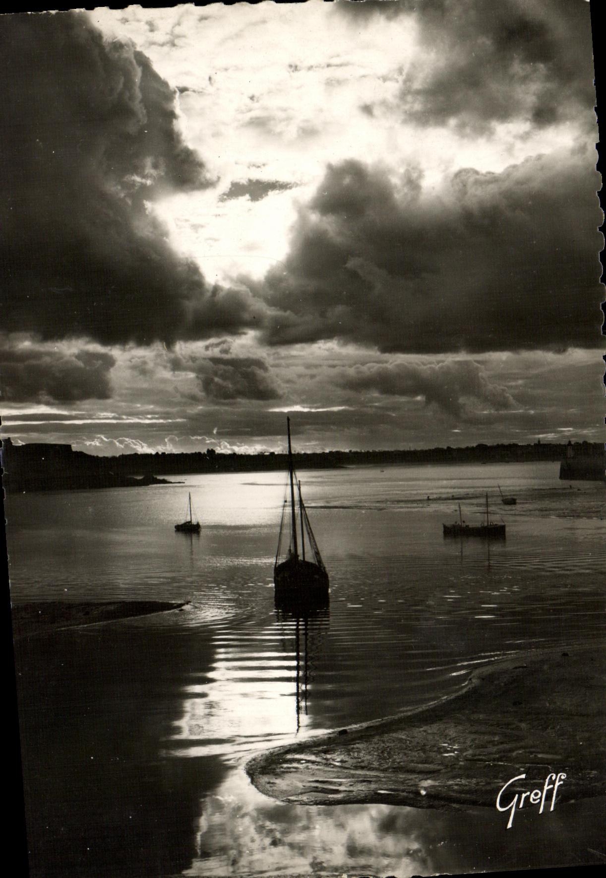 CMA St Malo L avant port au crepuscule
