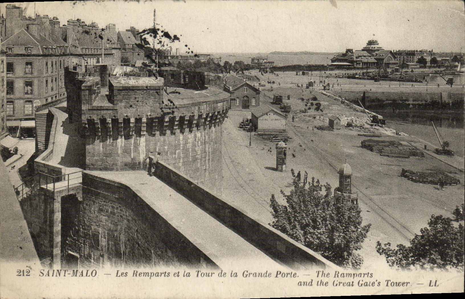 CPA St Malo Les remaprts et la tour de la grande porte 