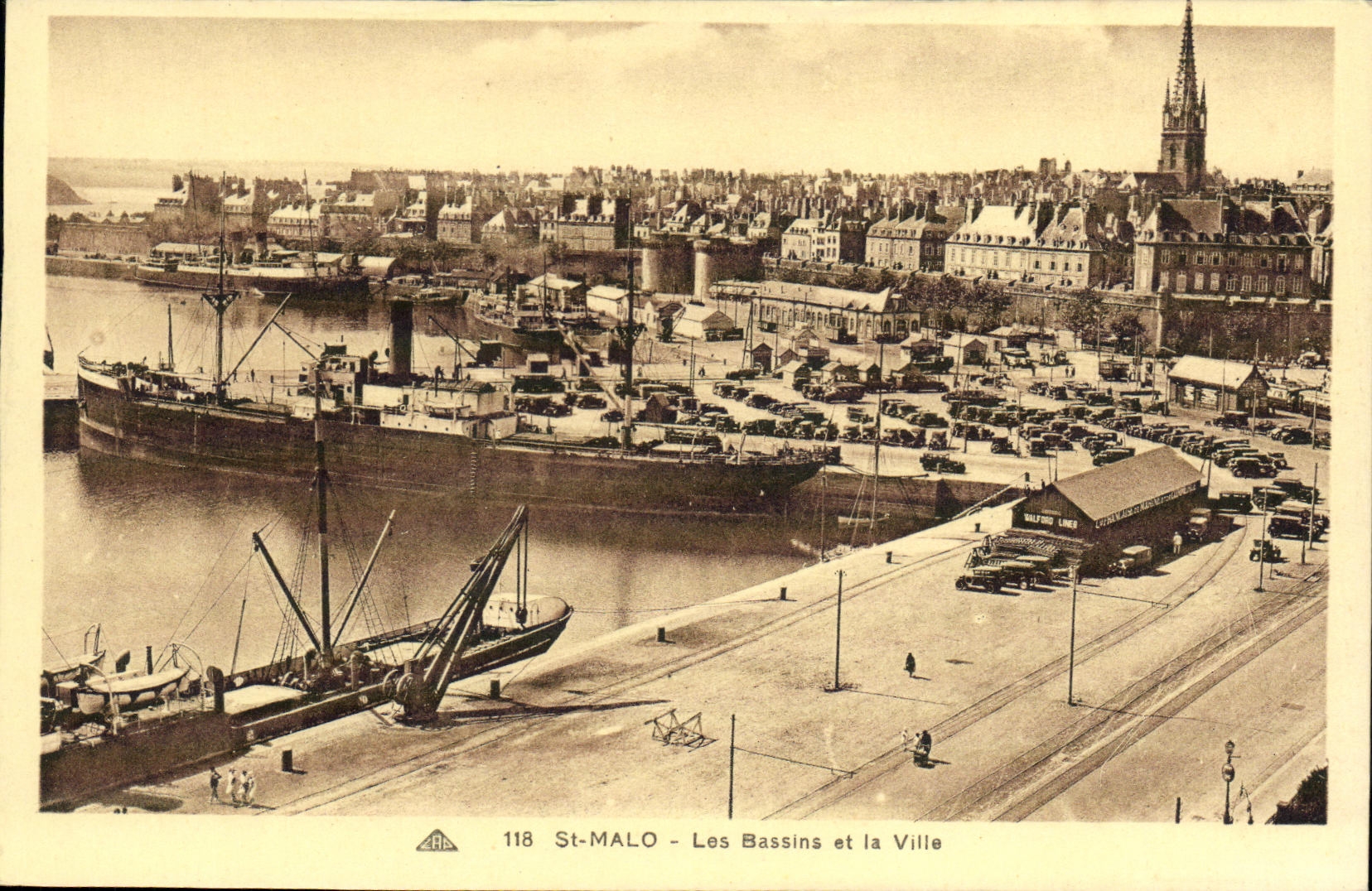 CPA Saint Malo Les Bassins et la Ville Bateau