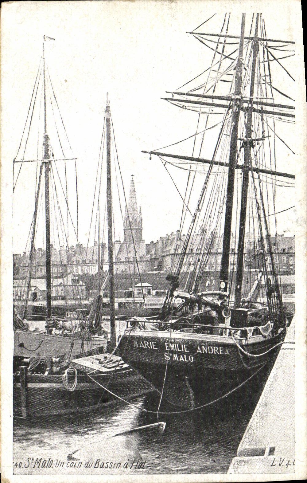 CPA St Malo Un coin du bassin a flot Bateau Voilier Marie Emilie Andrea