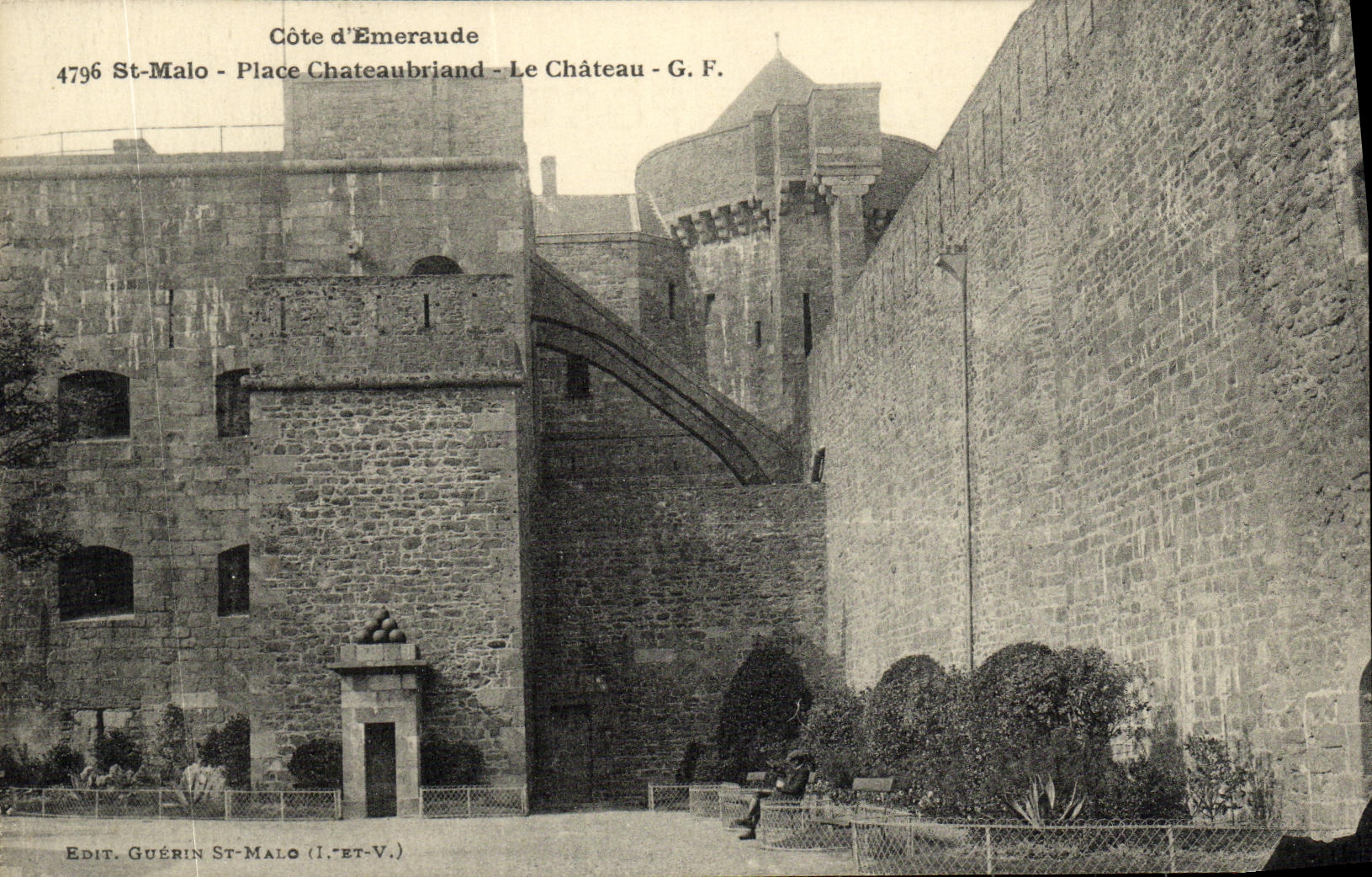 CPA Saint Malo Place Chateaubriand Le Chateau