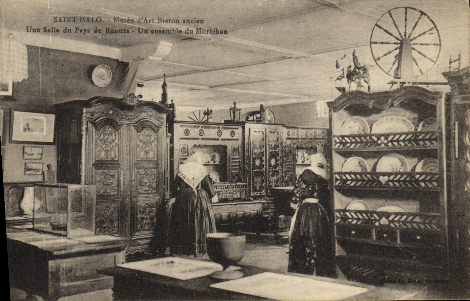 CPA Saint Malo Musee d art breton ancien Une salle du pays de Rennes Un ensemble du Morbihan Folklore 